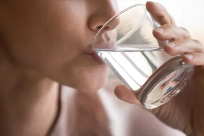 Esta es la cantidad exacta de agua que debes tomar por día para bajar de peso