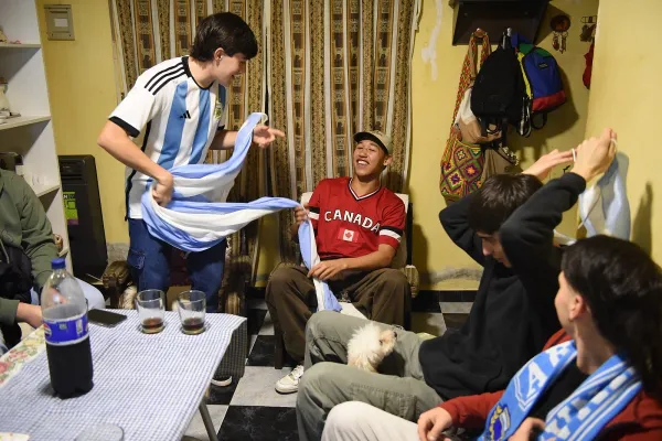 Un canadiense probó el sándwich de milanesa en el Monumental, le prohibieron ir a La Ciudadela y disfruta de sus días en Tucumán