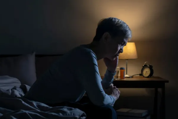 Cómo afecta la noche a las personas con alzheimer: el trastorno que pocos conocen