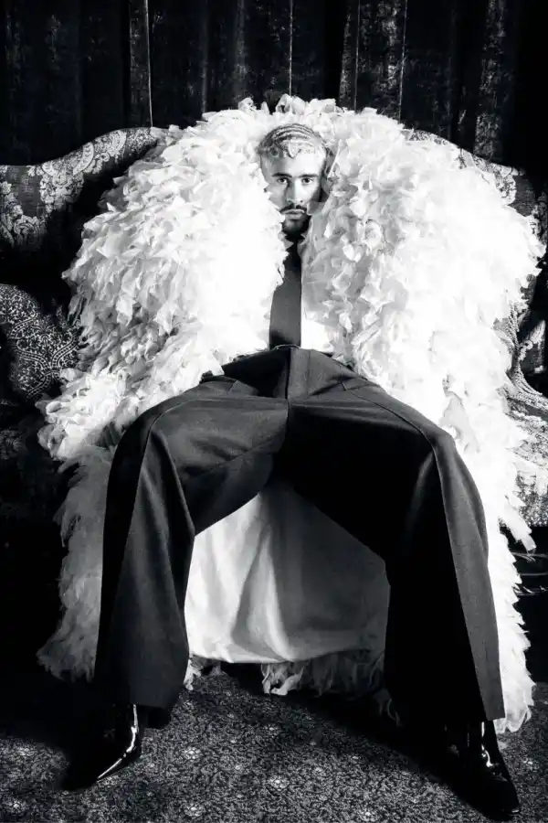 TAPADO. Bad Bunny lució diferentes prendas en la sesión fotográfica de la prestigiosa revista de moda. / X @vogue_italia