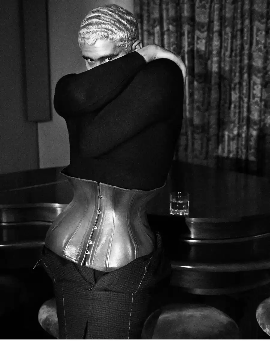 EN BLANCO Y NEGRO. El exponente urbano modeló en corset. / X @vogue_italia