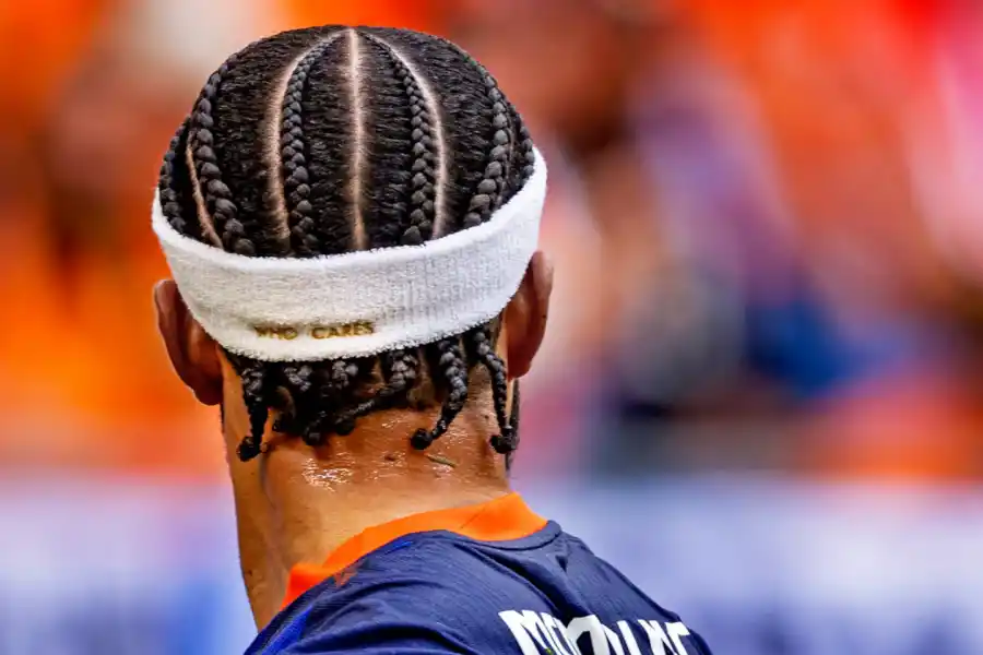 A lo Allen Iverson en la NBA: el accesorio que utiliza Memphis Depay que causa furor en la Eurocopa