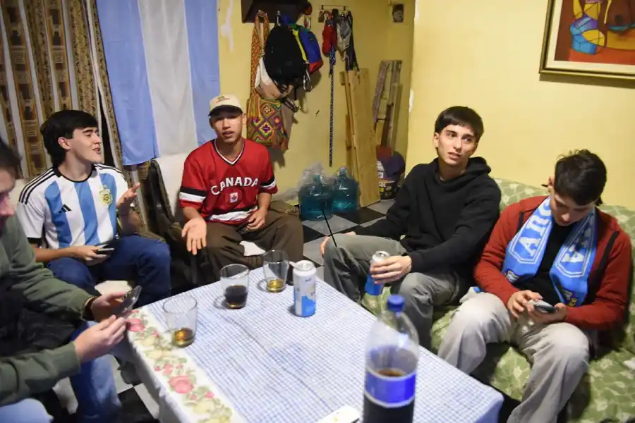 ENTRE AMIGOS. Edwards disfruta del debut de la Copa América, junto a sus compañeros del Gymnasium Matías Milovan, Lorenzo Salvatierra y Franco Bellanti.