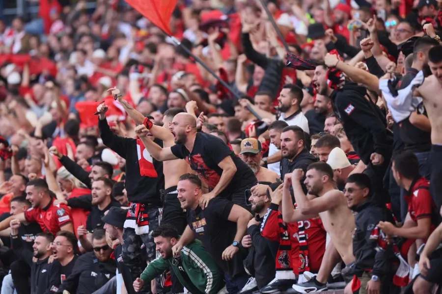 ESCÁNDALO. Los fanáticos serbios y albaneses se unieron para cantar en contra de Serbia. La Asociación Serbia de Fútbol amenaza con dejar la Eurocopa en caso de que no se sancione a las federaciones. Foto: Agencia EFE