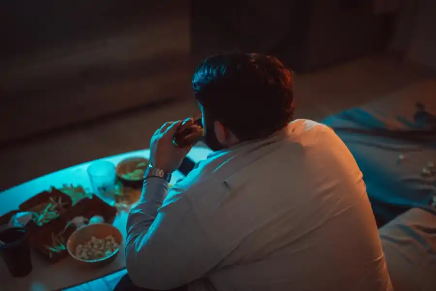 Los espcialistas recomiendan cenar ligero para no sufrir de reflujo.