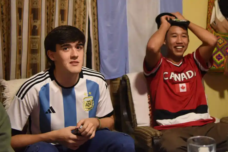 NO LO PUEDE CREER. Julien Edwards se lamenta las ocasiones pérdidas por Canadá, junto a su amigo Matías Ruiz Milovan.