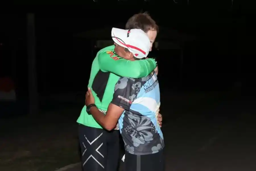 Rodríguez con su colega noruego, luego de la operación y tras finalizar la competencia.