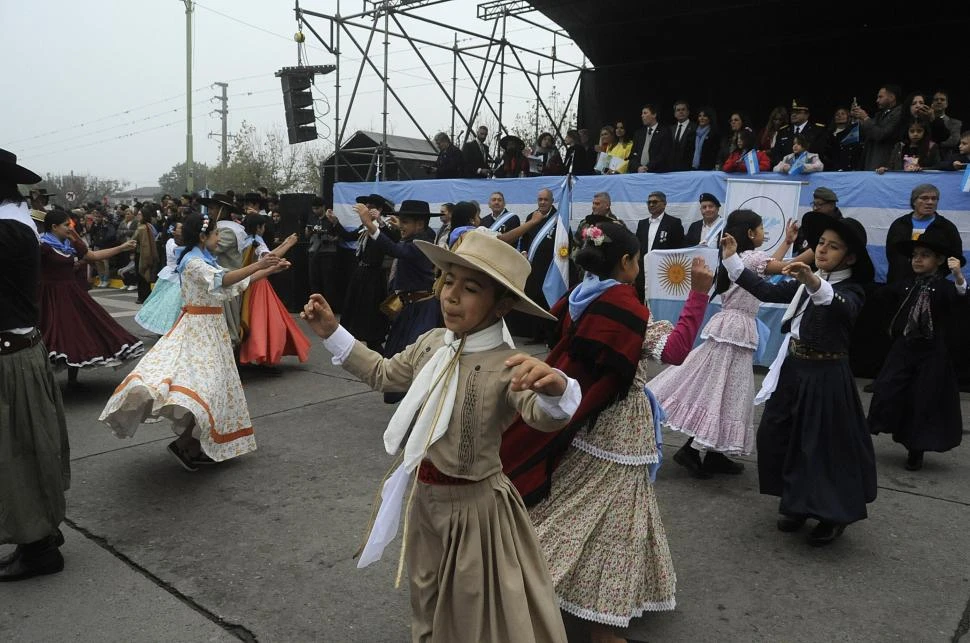 DANZAS TRADICIONALES. El folclore argentino engalanó con sus melodías el acto en avenida Perón.