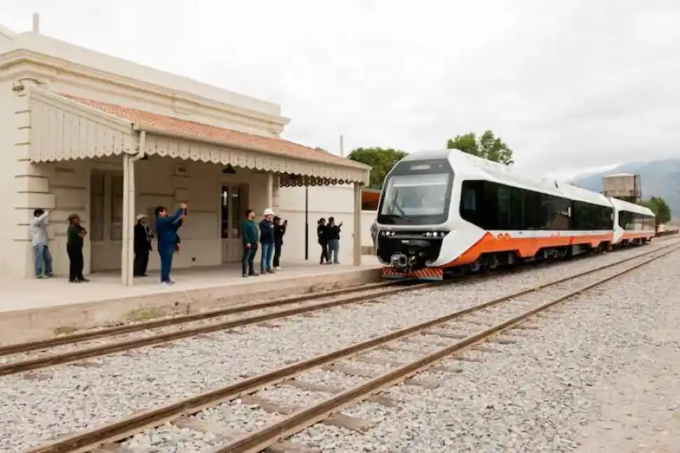 El tren de la Quebrada de Humahuaca ya está sobre rieles