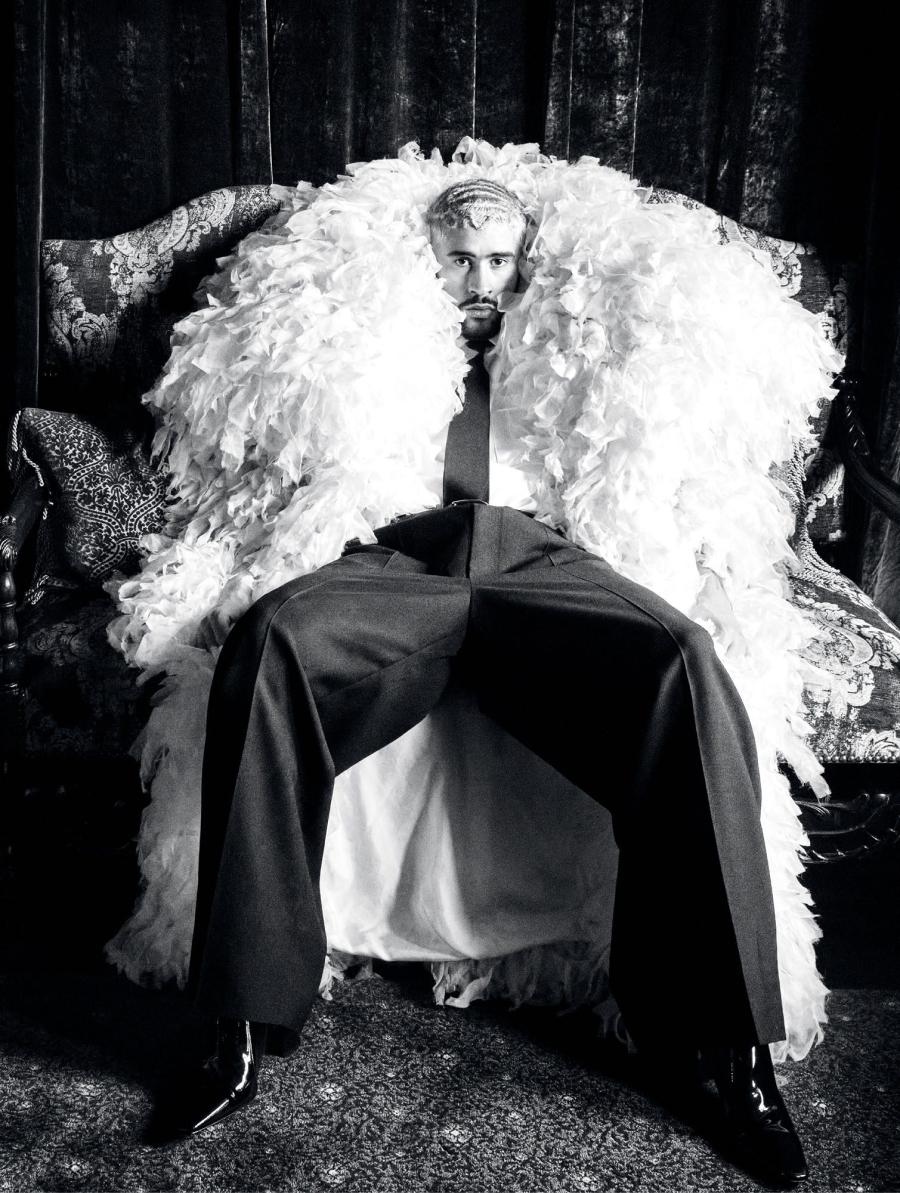 TAPADO. Bad Bunny lució diferentes prendas en la sesión fotográfica de la prestigiosa revista de moda. / X @vogue_italia