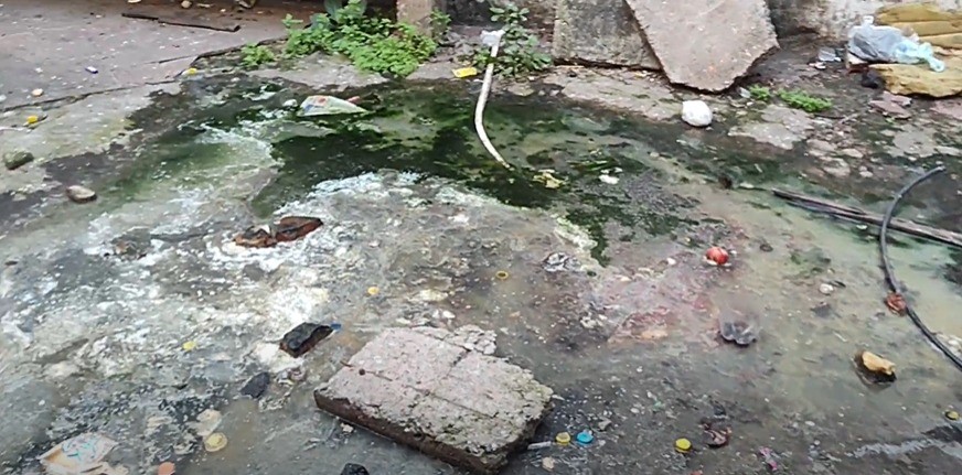 CLOACAS. Las aguas servidas de la dependencia estan rotas y propagan un fuerte olor en todo el vecindario asdfasdf asdfasdfasdfasdf