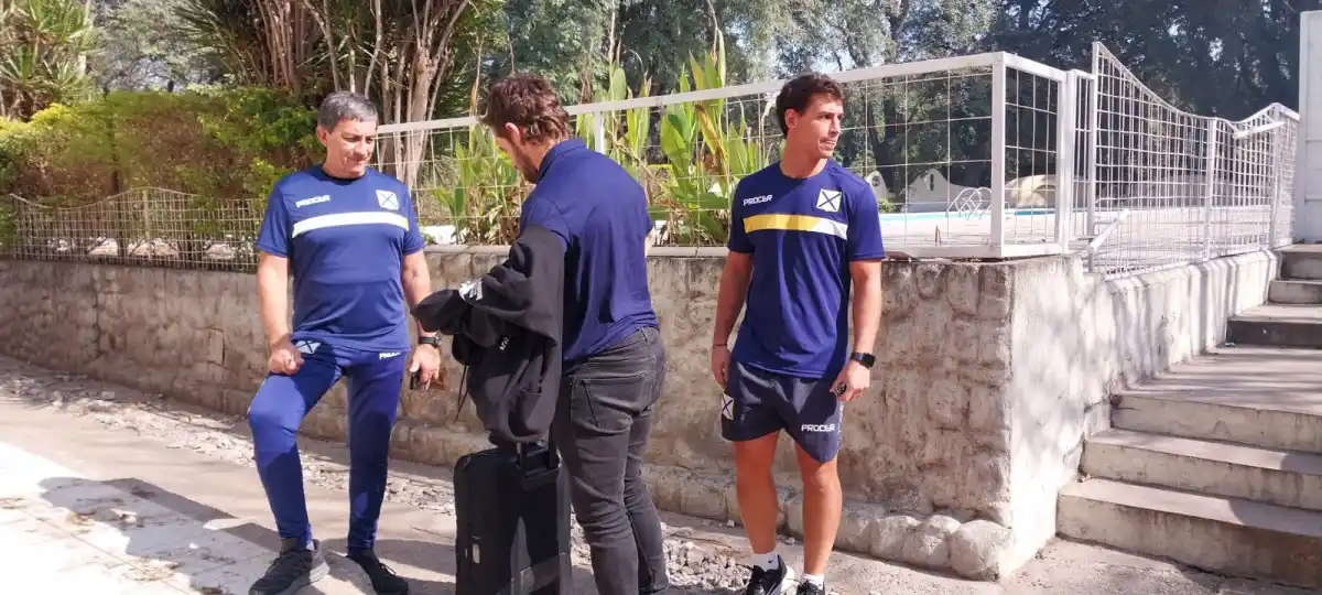 Nicolás Sánchez arribó al estadio de Lawn Tennis: saludo afectuoso con el capitán y ansias por entrar al vestuario