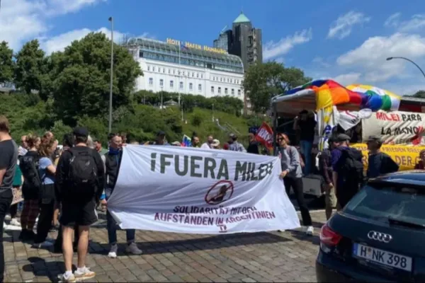 Milei llegó a Alemania para recibir otro galardón en medio de protestas contra su visita