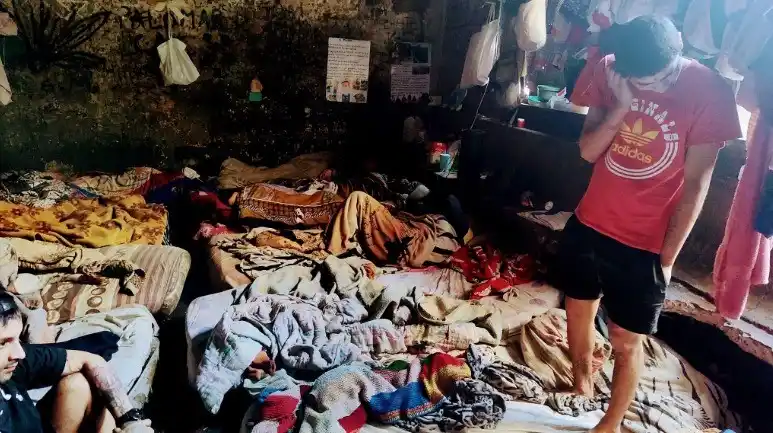 HACINAMIENTO. En una celda se alojan 34 detenidos. En total hay 65. asdfasdf asdfasdfasdfasdf