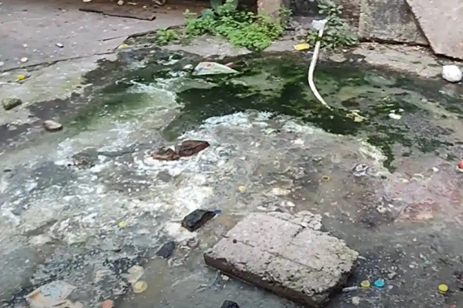 CLOACAS. Las aguas servidas de la dependencia estan rotas y propagan un fuerte olor en todo el vecindario asdfasdf asdfasdfasdfasdf