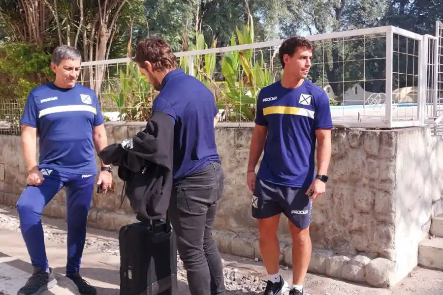 Nicolás Sánchez arribó al estadio de Lawn Tennis: saludo afectuoso con el capitán y ansias por entrar al vestuario