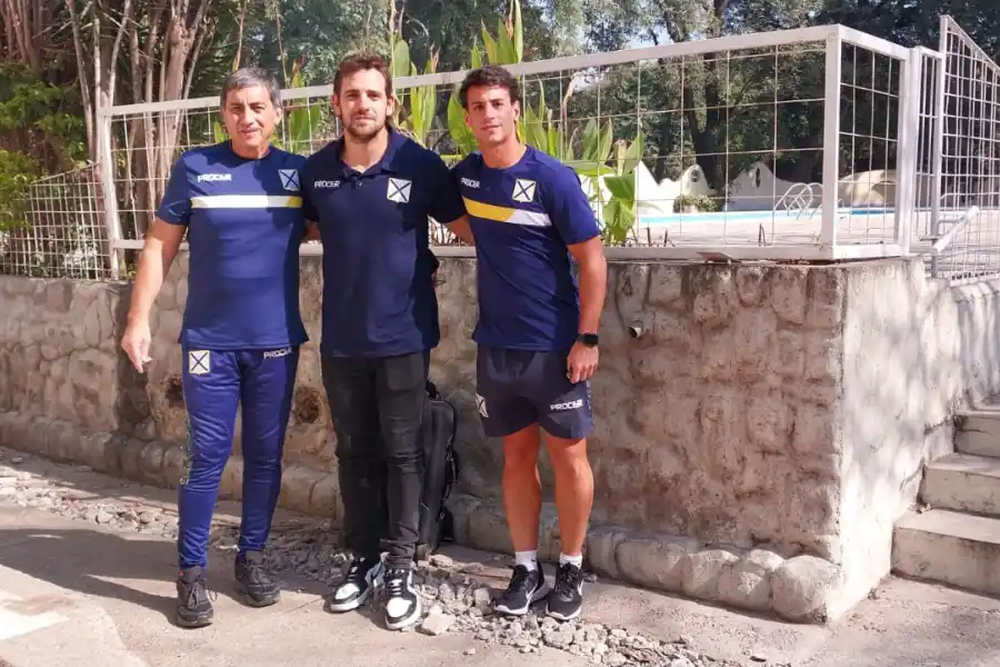 Nicolás Sánchez arribó al estadio de Lawn Tennis: saludo afectuoso con el capitán y ansias por entrar al vestuario