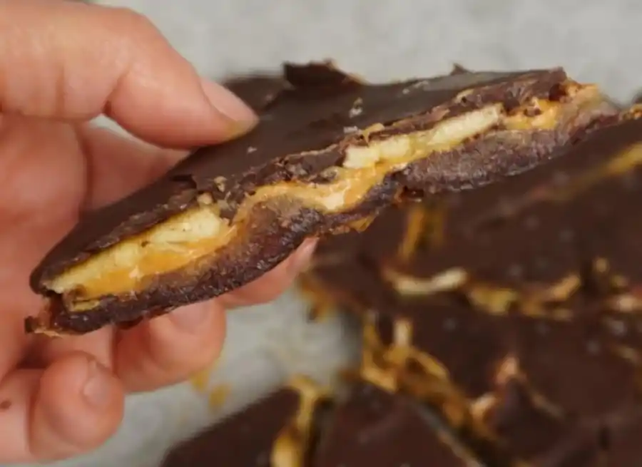 Una vez lista nuestra barra podemos cortarla en forma de cuadraditos o bombones.