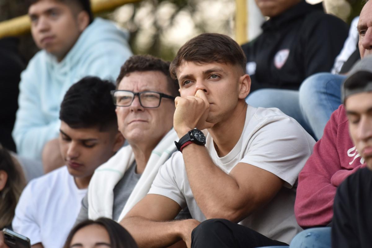 DE PRIMERA. El futbolista de Independiente, Maestro Puch, que jugó al rugby en Lawn Tennis vio el partido. FOTO DE INÉS QUINTEROS ORIO
