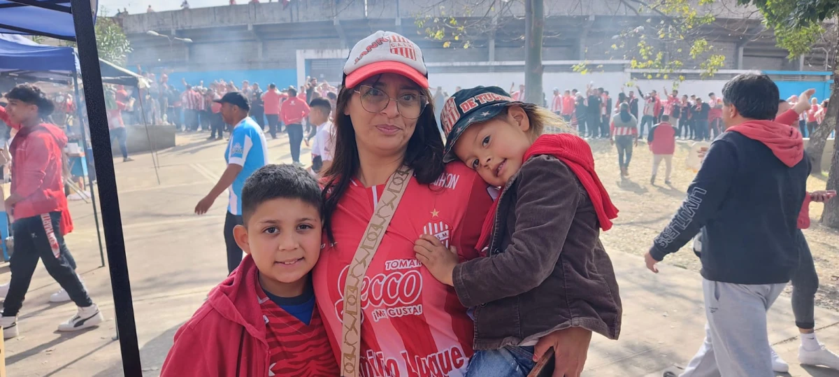 Yanina Mansilla y sus hijos fue una de las presentes en el estadio 23 de Agosto