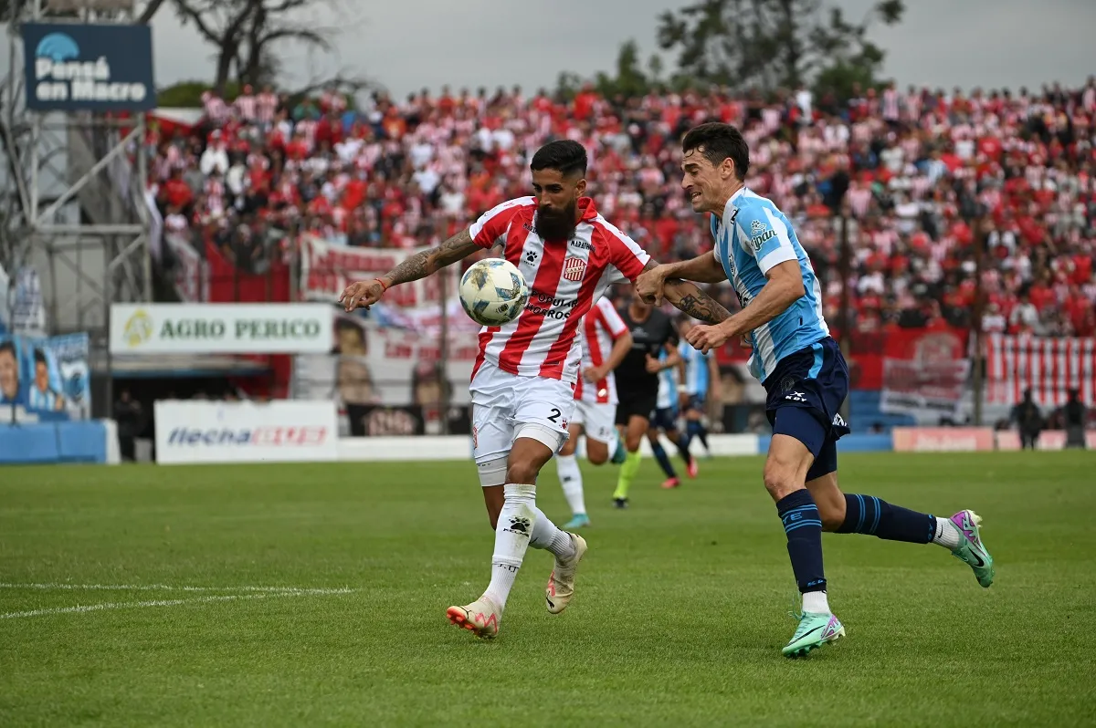 QUIERE LEVANTAR. Juan Orellana provocó el córner que terminó con el gol en propia puerta de San Martín de Tucumán. 