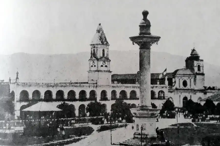 EN LA PLAZA INDEPENDENCIA. La columna central dominó por muchos años el paseo público; a sus pies había un grifo.