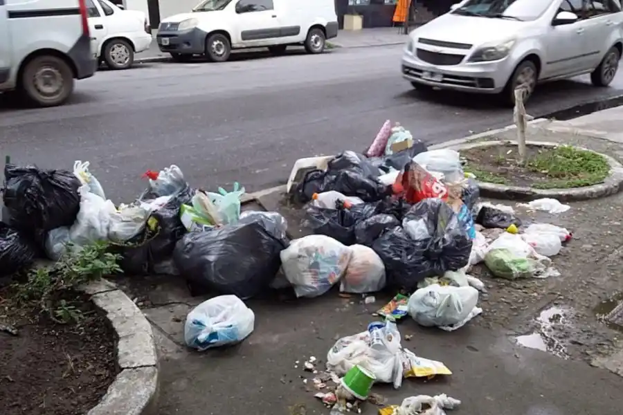 LA GACETA en WhatsApp: vecinos cansados por los basurales y los líquidos cloacales