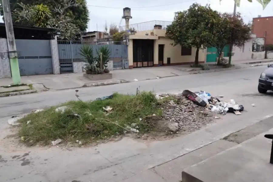 LA GACETA en WhatsApp: vecinos cansados por los basurales y los líquidos cloacales