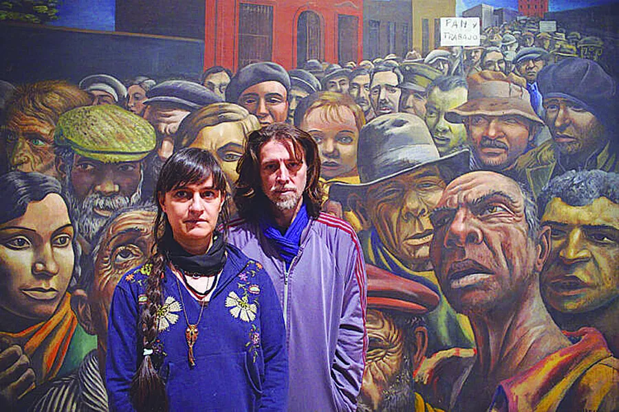 EN LA PLAZA DE MAYO. El dúo Mondongo celebró la obra de Berni, pero con otros sujetos sociales y en un espacio diferente.