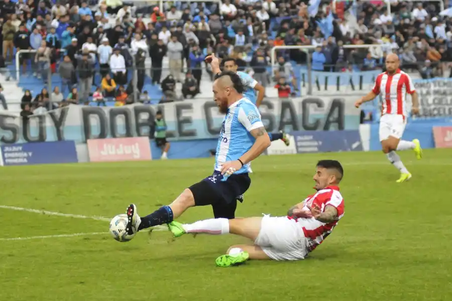 FRICCIONADO. Juan Cuevas intenta ganarle la pelota a Nicolás Dematei. 