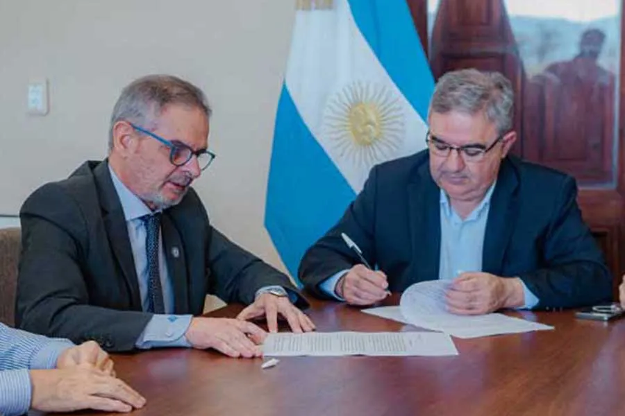 FIRMANTES. El rector de la UNT, Sergio Pagani, y el gobernador de Catamarca, Raúl Jalil. Principio de acuerdo