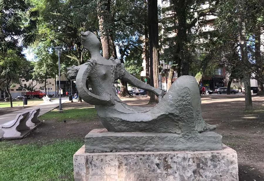 Escultura ubicada en la plaza Belgrano, en barrio Sur.