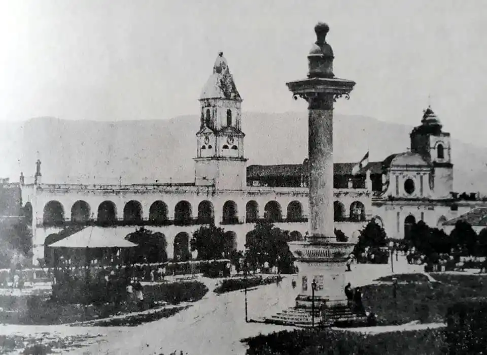 EN LA PLAZA INDEPENDENCIA. La columna central dominó por muchos años el paseo público; a sus pies había un grifo.