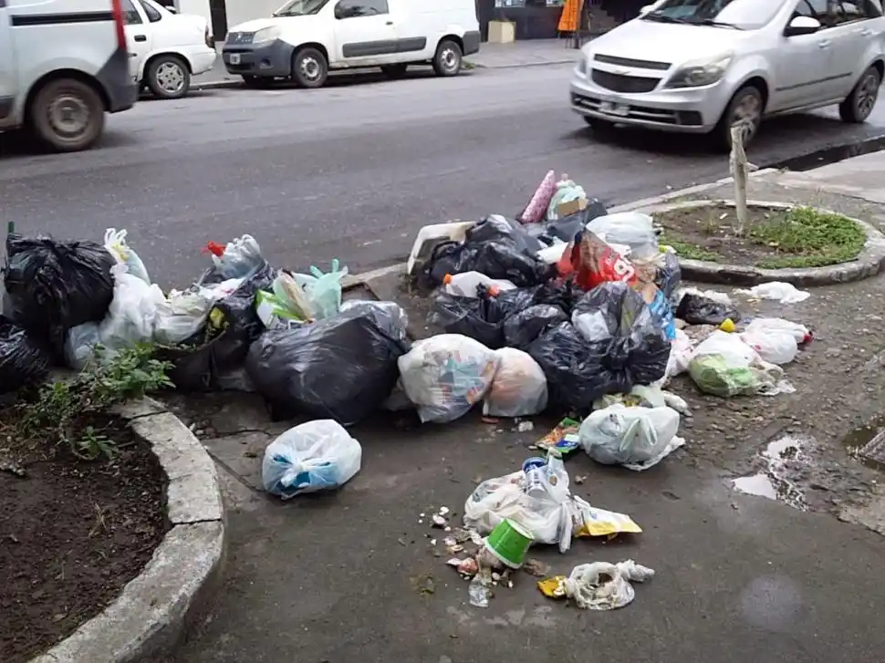 LA GACETA en WhatsApp: vecinos cansados por los basurales y los líquidos cloacales