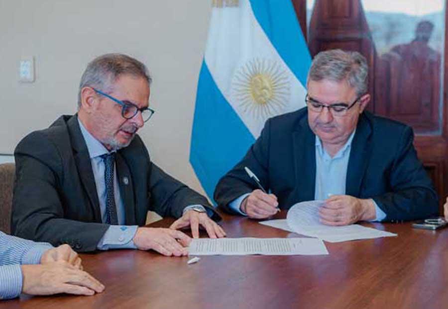 FIRMANTES. El rector de la UNT, Sergio Pagani, y el gobernador de Catamarca, Raúl Jalil. Principio de acuerdo