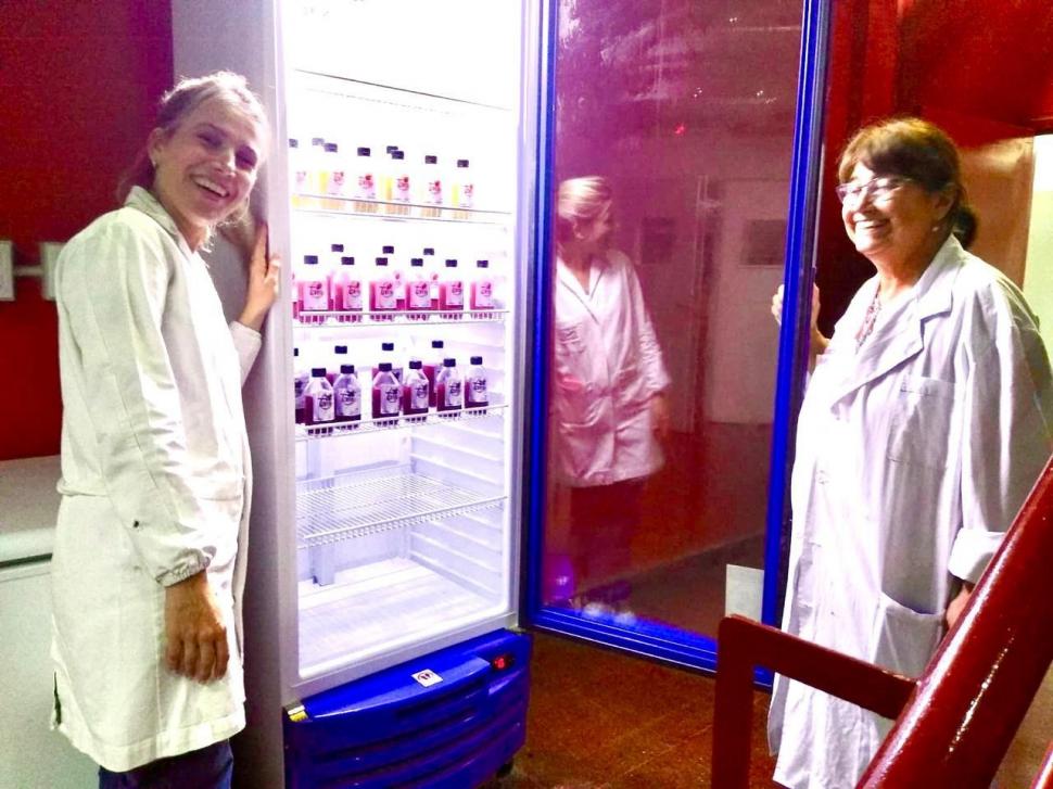 CONDUCTORAS DEL PROYECTO. Las doctoras Romina Ross (izquierda) y Martha Núñez; ambas guiaron la investigación para desarrollar la bebida.