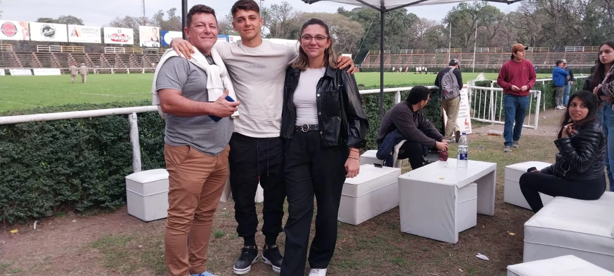ACOMPAÑADO. En el medio, Maestro Puch abraza a su papá y a su hermana al costado de la cancha de rugby de Tucumán Lawn Tennis.