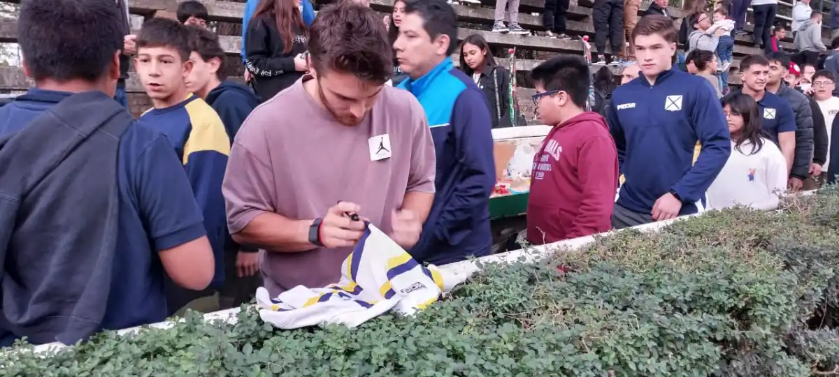 PEDIDO. Carreras firma una camiseta de Lawn Tennis. Los Tarcos, club en el que se formó el wing, es uno de los rivales clásicos de los benjamines.