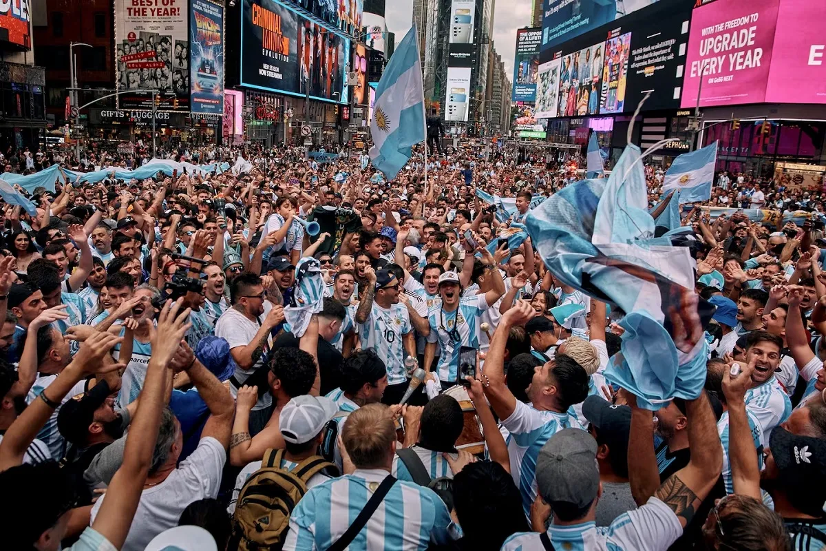LOCURA. Miles de hinchas argentinos coparon el Times Square, en la previa al partido contra Chile. Foto tomada de TN.