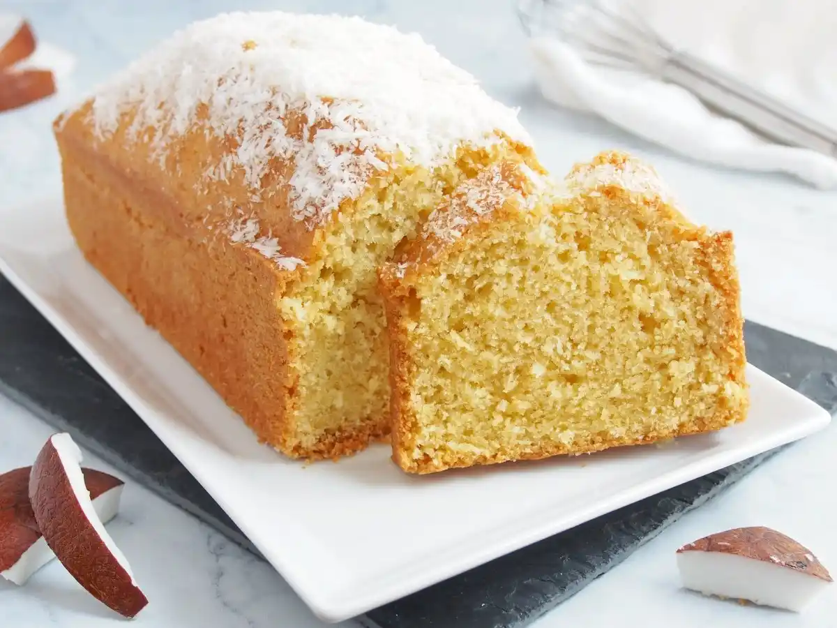 Budín de coco, un postre salduable y delicioso.