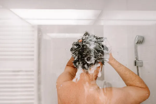 La cantidad de veces que debemos bañarnos a la semana, según Harvard