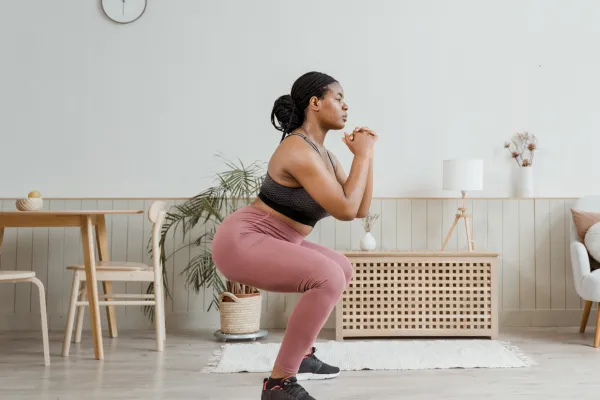 Los cuatro ejercicios esenciales para ganar masa muscular desde casa y sin pesas