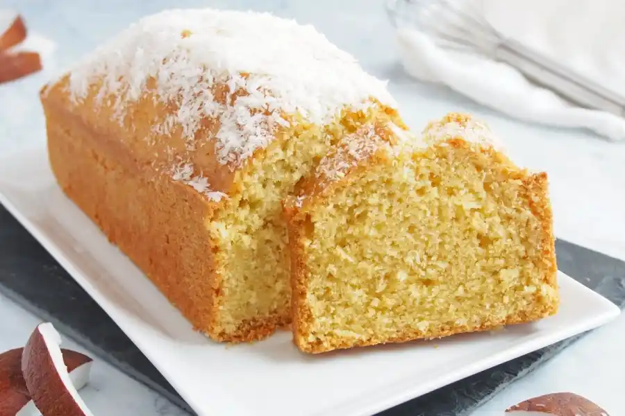 Budín de coco, un postre salduable y delicioso.