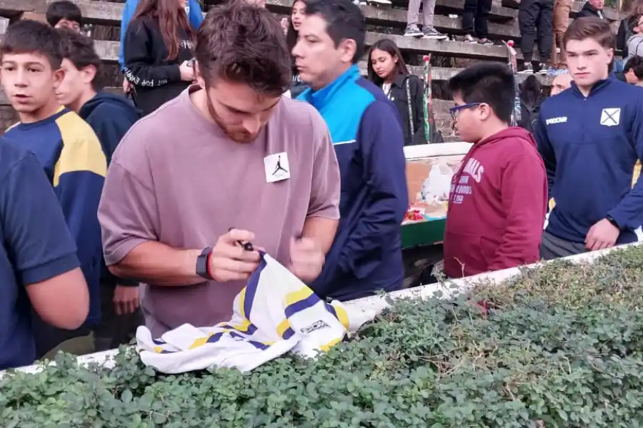 PEDIDO. Carreras firma una camiseta de Lawn Tennis. Los Tarcos, club en el que se formó el wing, es uno de los rivales clásicos de los benjamines.