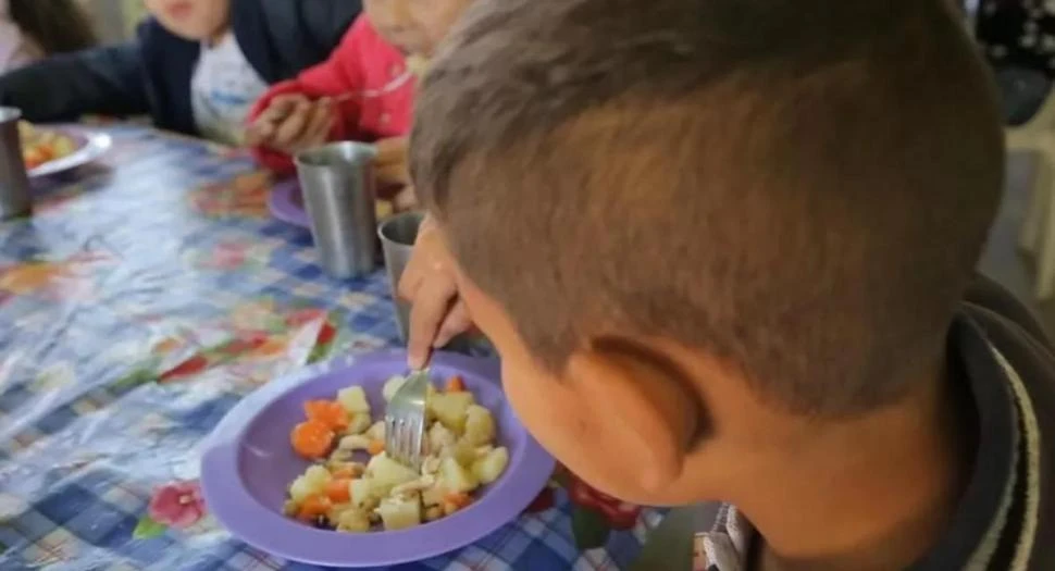 CIFRA. En los comedores escolares de la provincia, 340.700 alumnos reciben a diario desayuno o merienda y almuerzo, en casos de jornada completa.