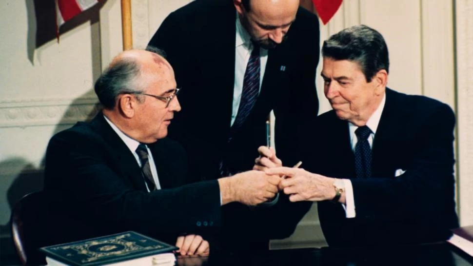 Mijail Gorbachov y Ronald Reagan.