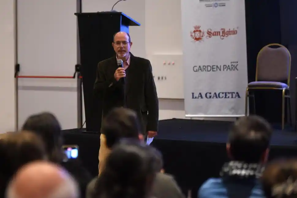 EN LA FERIA DEL LIBRO. La exposición de Comba, durante la presentación del libro en el Salón Azúcar.