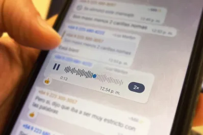 Escuchar audios o ver videos acelerados puede afectar nuestra memoria: cuál es su principal signo, según los expertos