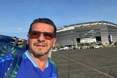 Es tucumano, vive hace 30 años en Nueva York y sigue de cerca a la selección argentina