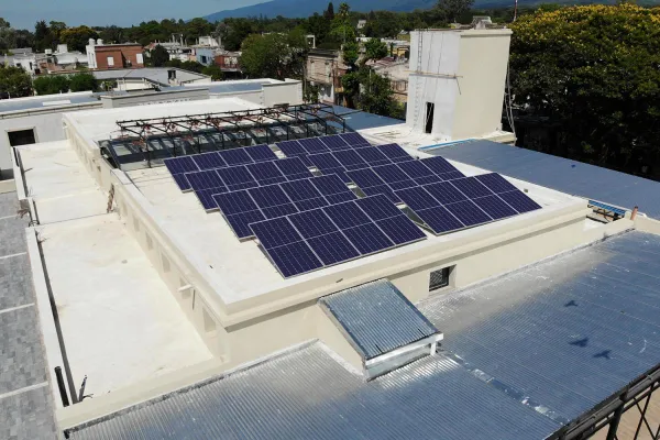 Apuntan a generar energía mediante paneles solares en CAPS y escuelas de Tucumán